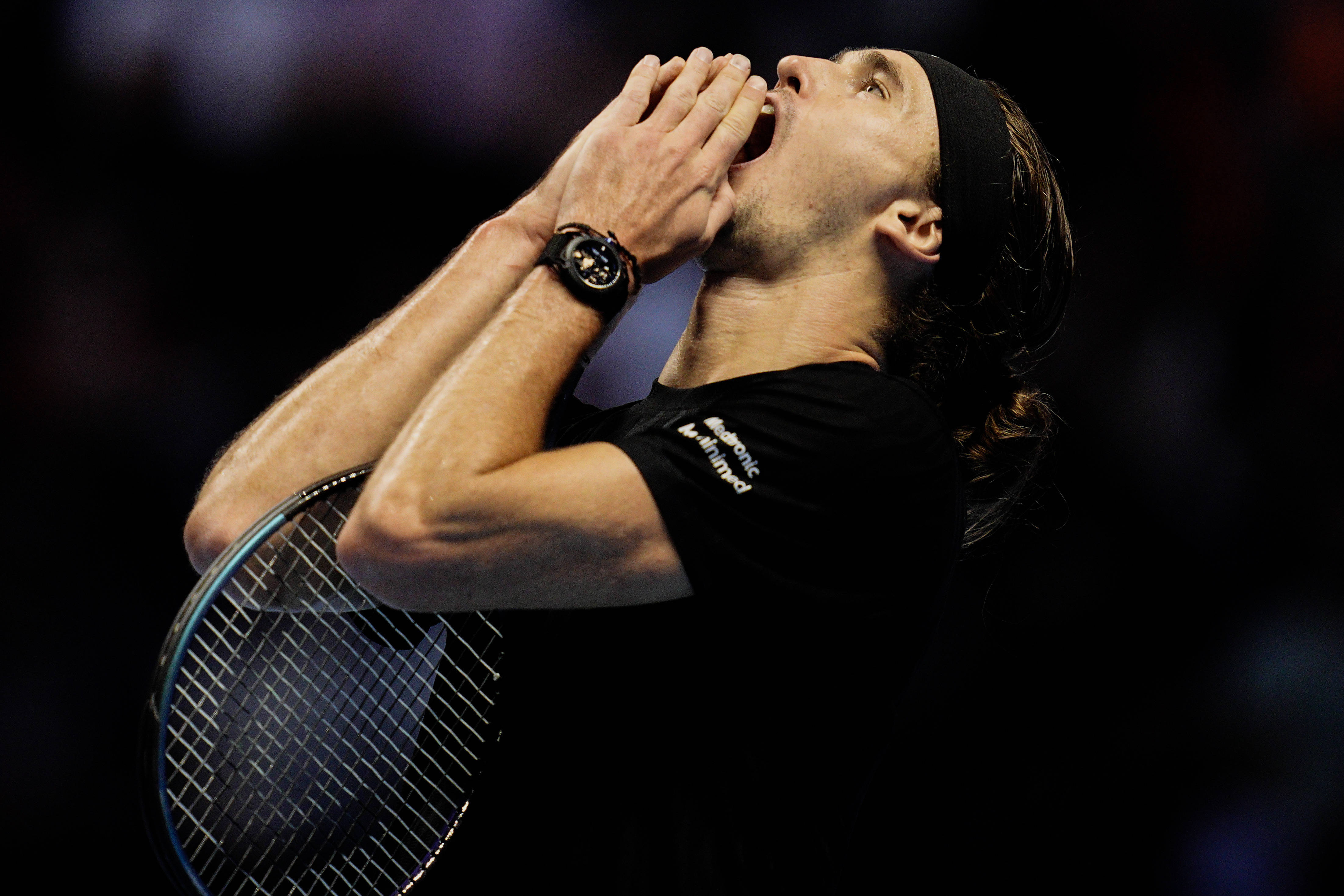 兹维列夫发球表现稳定取胜