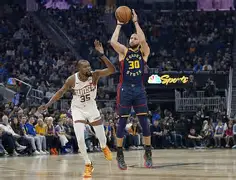 包含勇士NBA战胜达拉斯独行侠库里外线爆发的词条