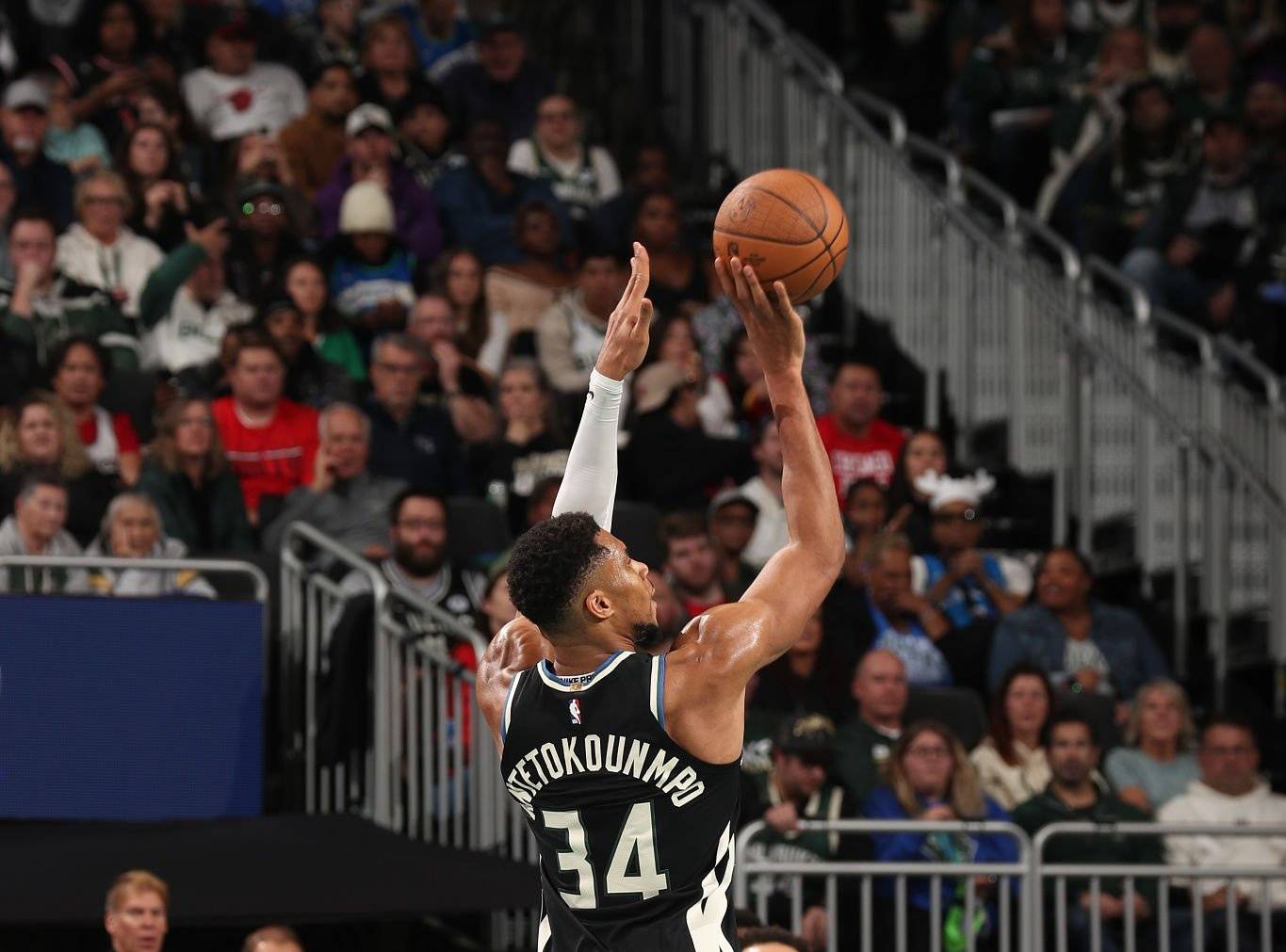 雄鹿NBA战胜热火,字母哥统治内线 雄鹿NBA战胜热火,字母哥统治内线