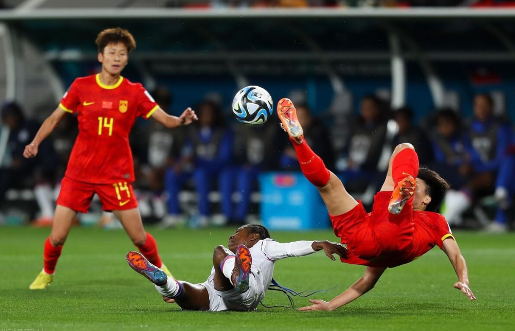 竞技场上精彩纷呈!球员们拼尽全力争胜的简单介绍 竞技场上精彩纷呈!球员们拼尽全力争胜的简单介绍