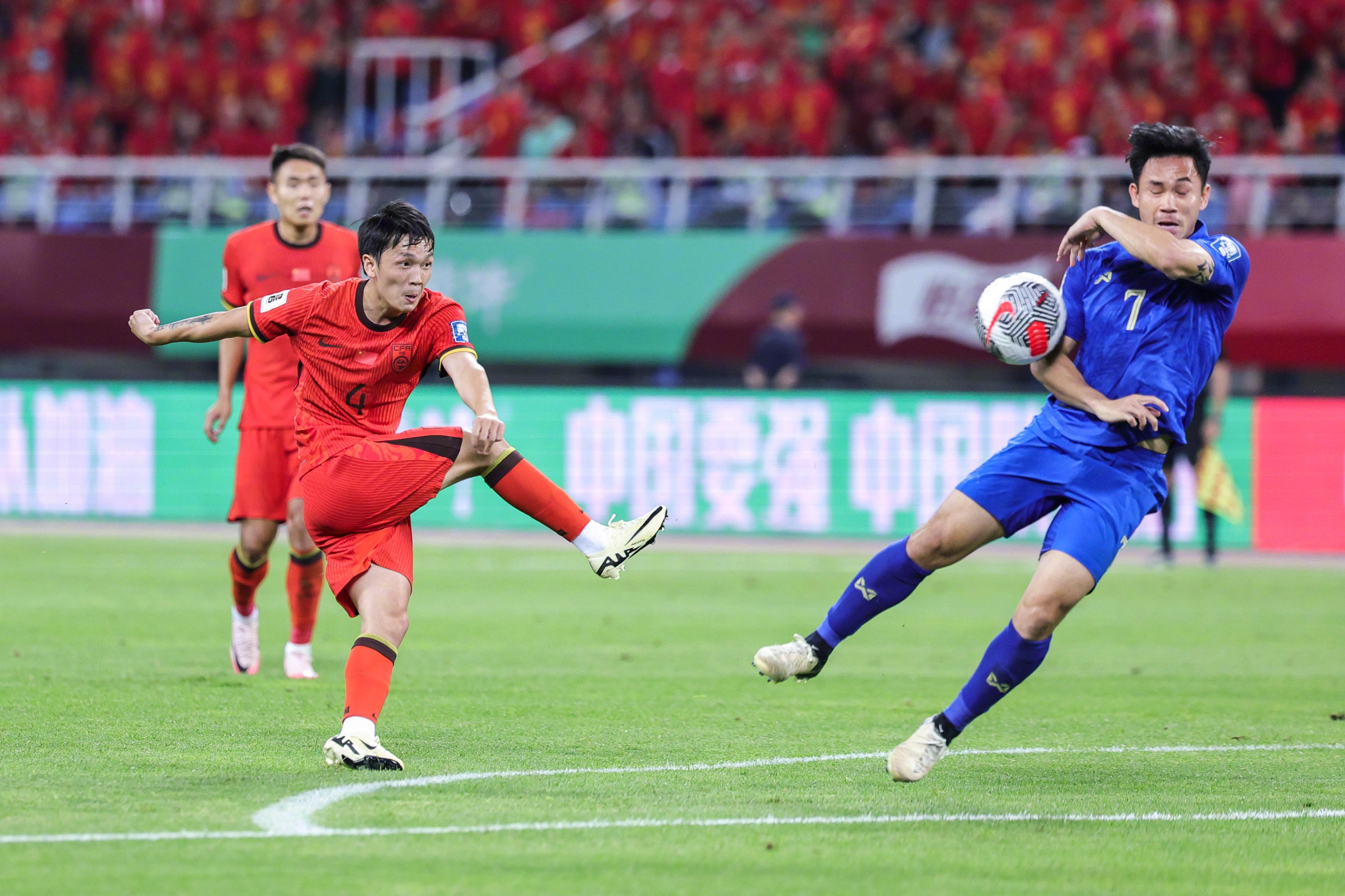 竞技场上精彩纷呈!球员们拼尽全力争胜的简单介绍 竞技场上精彩纷呈!球员们拼尽全力争胜的简单介绍