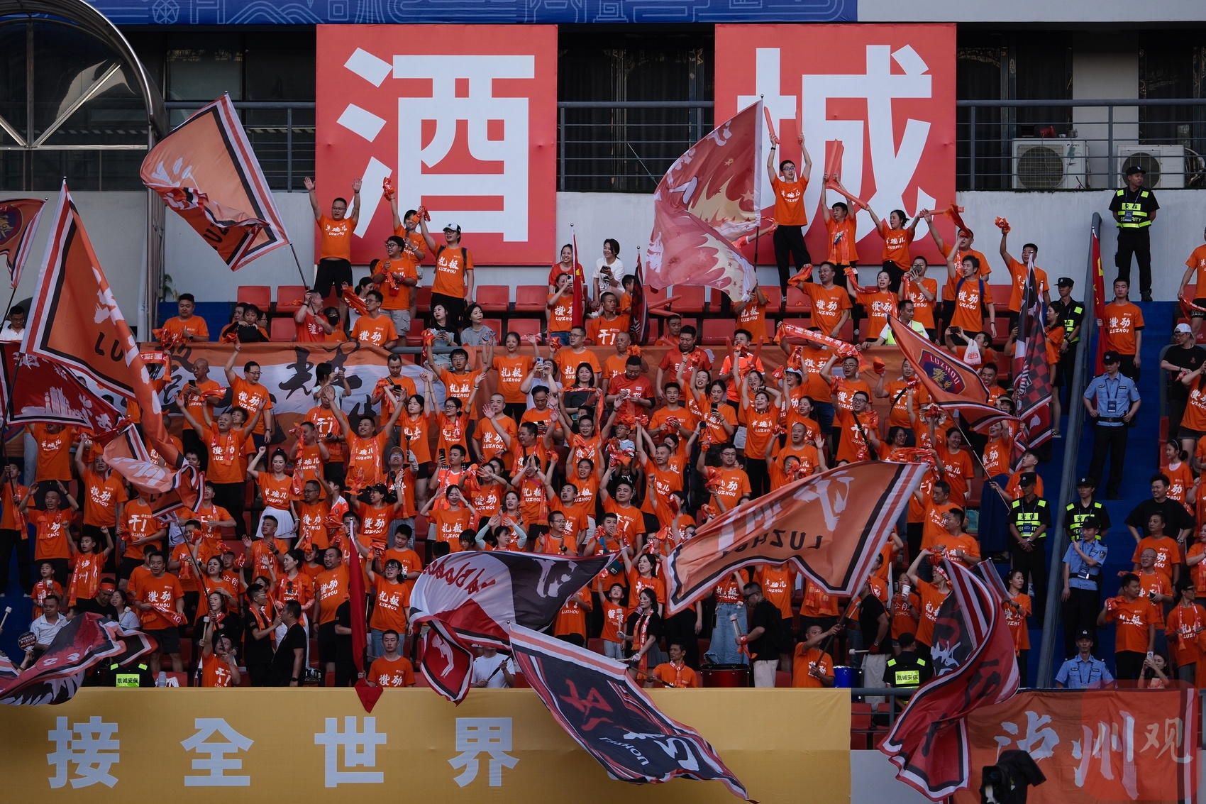 竞技场上情绪高涨！球迷期待看好戏