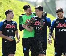 包含那不勒斯意甲取胜拉齐奥，奥斯梅恩建功的词条