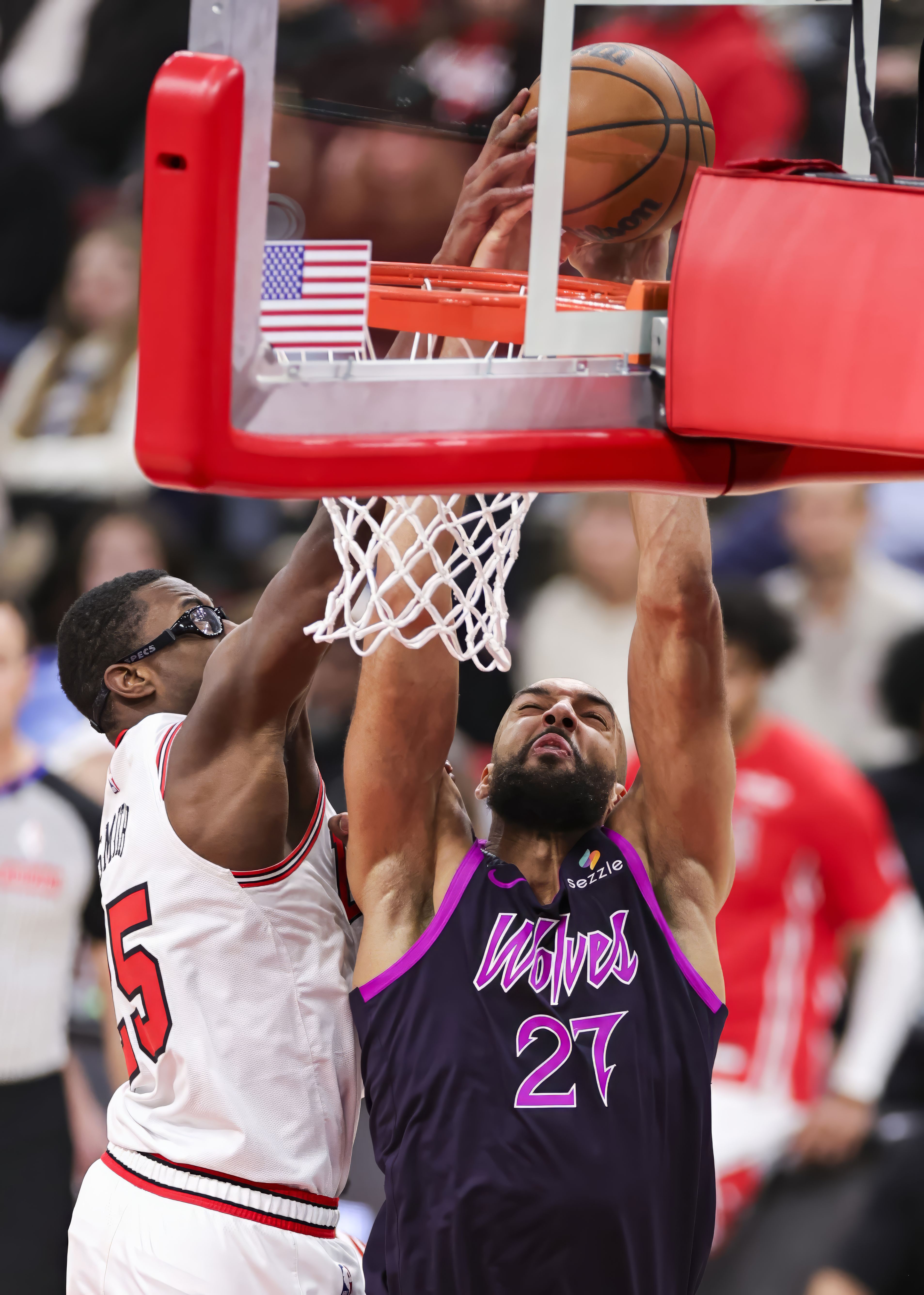 芝加哥公牛NBA战胜纽约尼克斯拉文三分命中(芝加哥 公牛队)