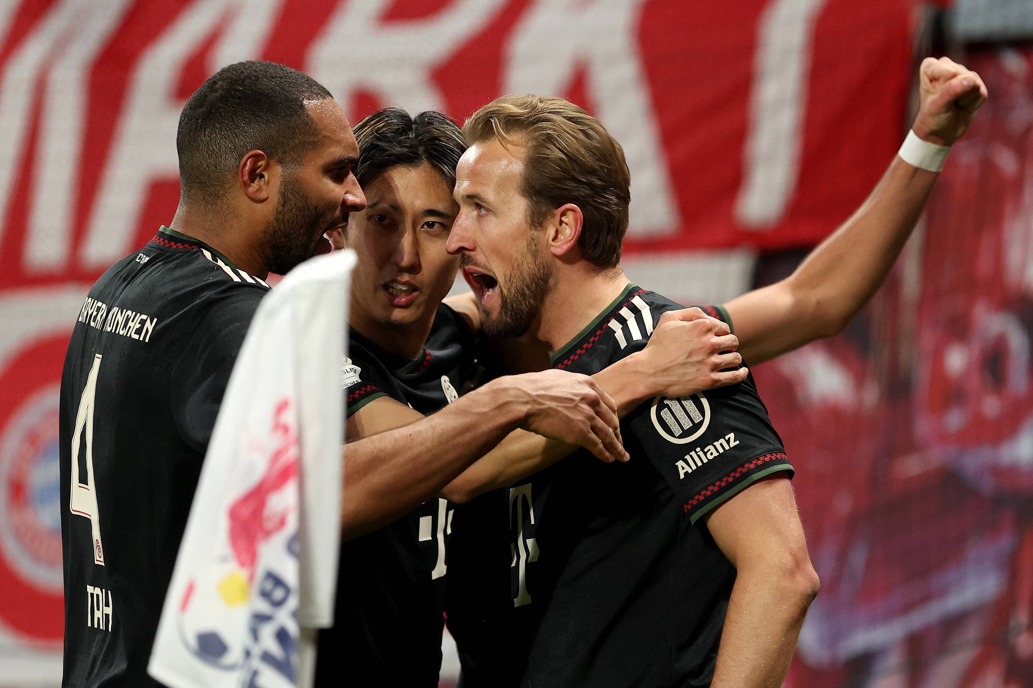 包含拜仁慕尼黑德甲战胜达姆施塔特凯恩远射破门的词条