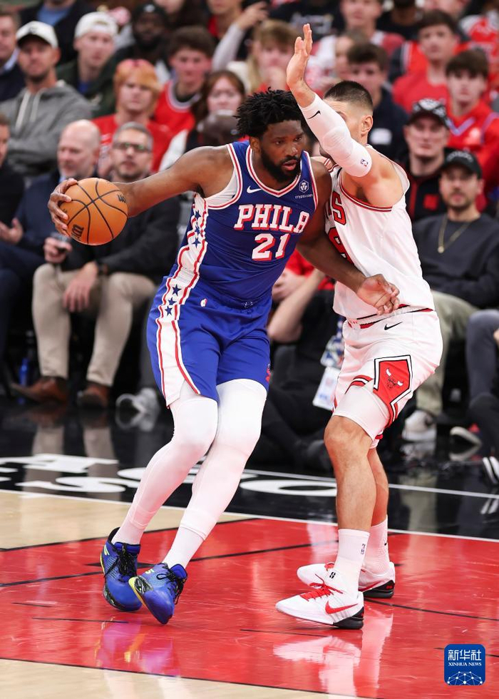 关于费城76人NBA稳胜芝加哥公牛，恩比德内线优势明显的信息