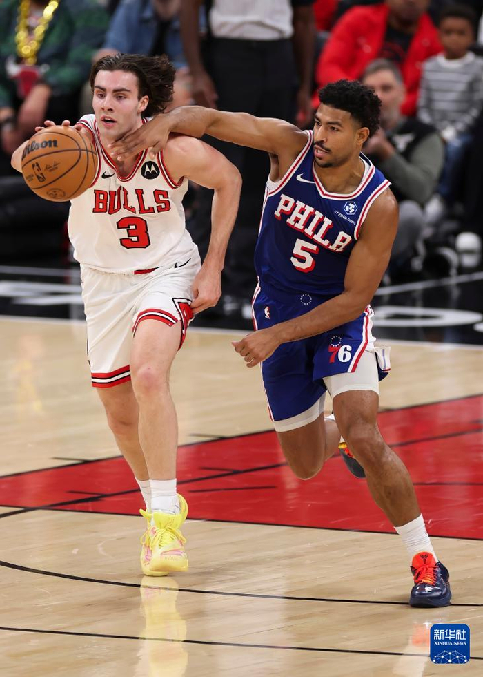 关于费城76人NBA稳胜芝加哥公牛，恩比德内线优势明显的信息
