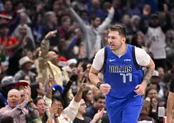 包含达拉斯独行侠NBA险胜洛杉矶快船，东契奇砍下高分带队前行的词条