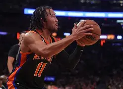 包含芝加哥公牛NBA战胜纽约尼克斯拉文三分命中的词条