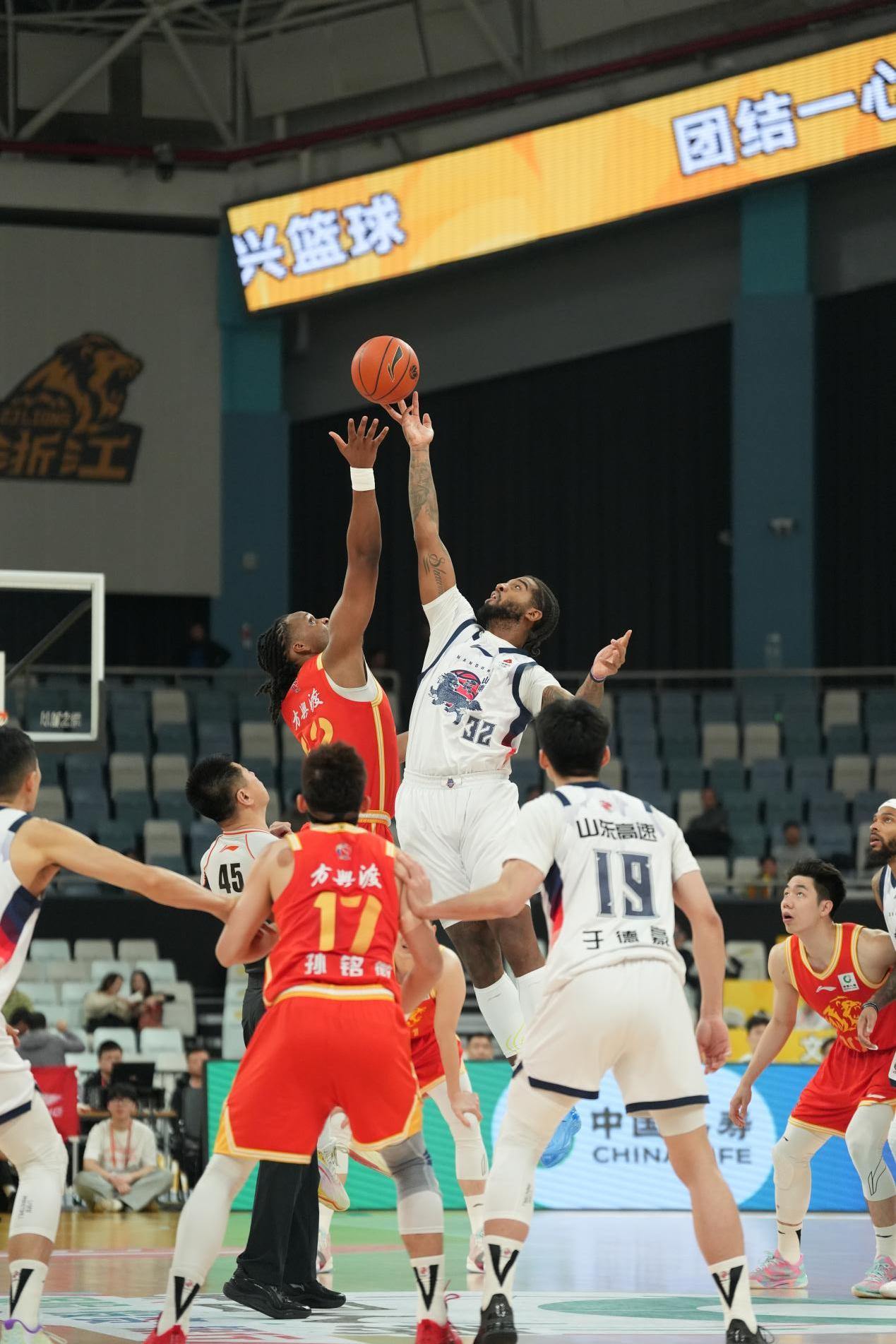 比赛气势高涨场面占优