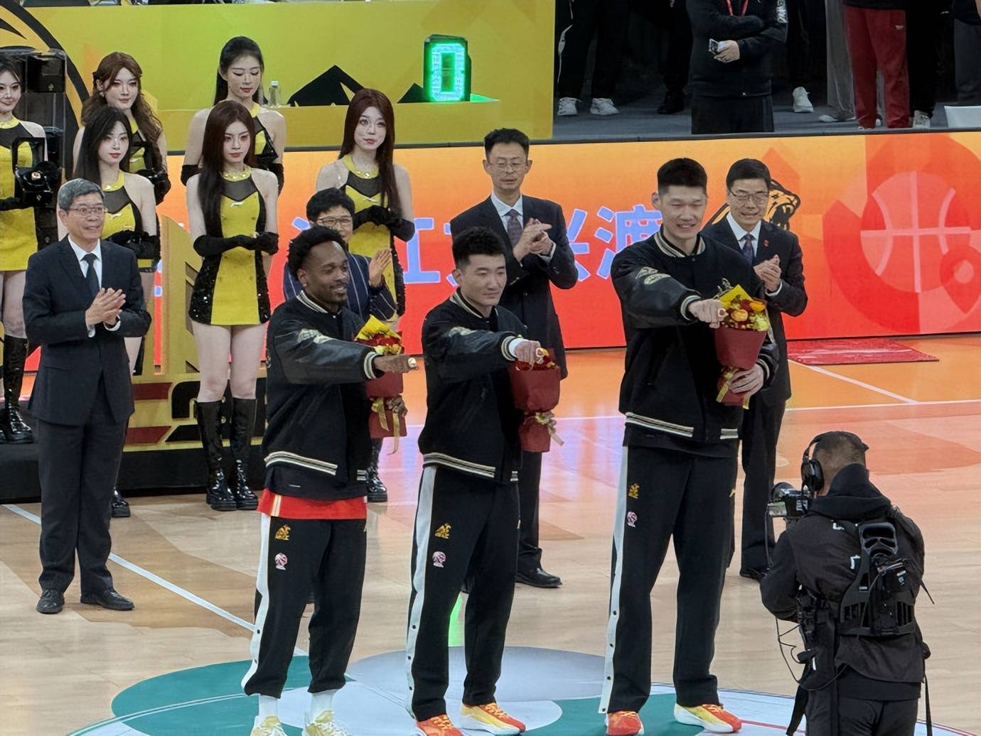 浙江广厦CBA击败上海久事胡金秋篮下强攻的简单介绍